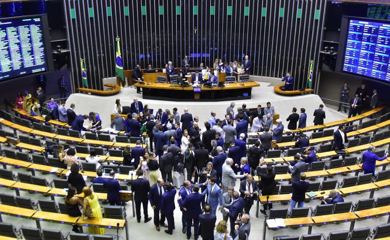 Câmara dos Deputados aprova fim da "saidinha" de presos em feriados