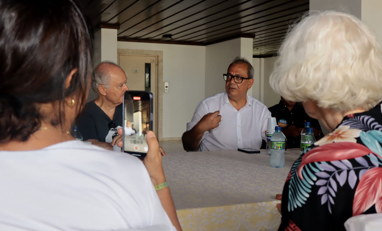 Carlos Muniz se reúne com moradores do Buracão