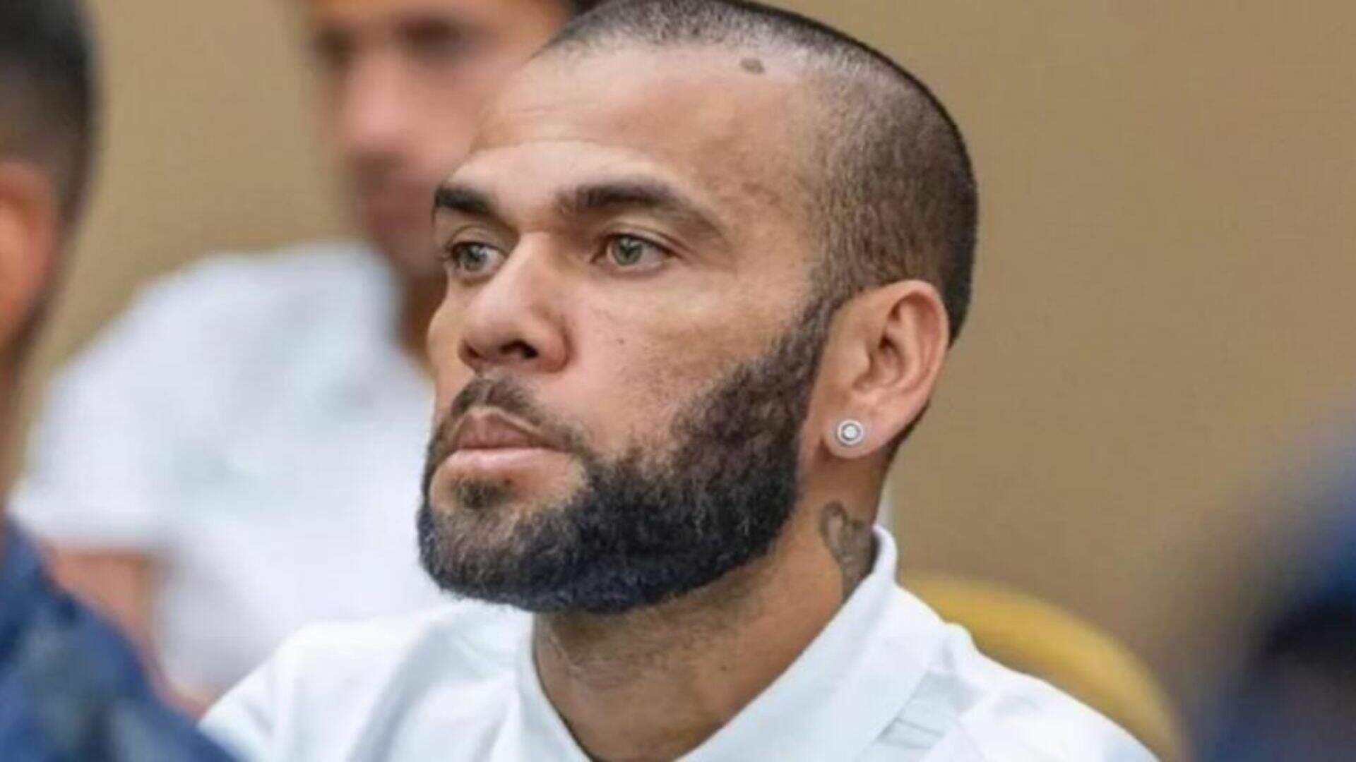Daniel Alves paga fiança e em breve será liberado
