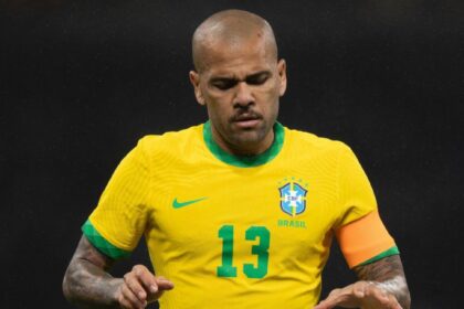 Daniel Alves paga fiança e poderá deixar prisão nesta segunda-feira (25)