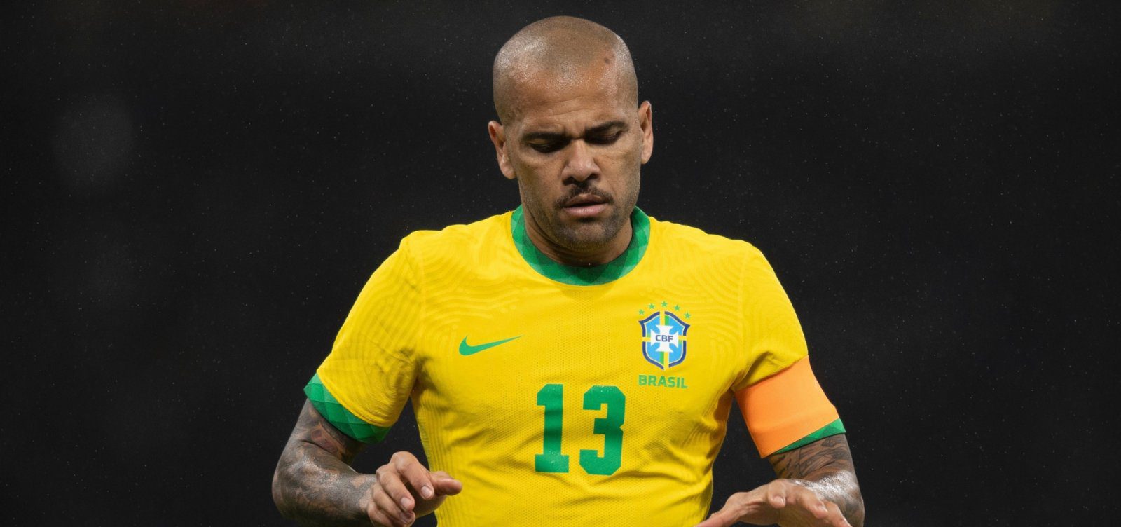 Daniel Alves paga fiança e poderá deixar prisão nesta segunda-feira (25)