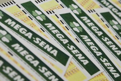 Bilhetes de loteria espalhados numa mesa
