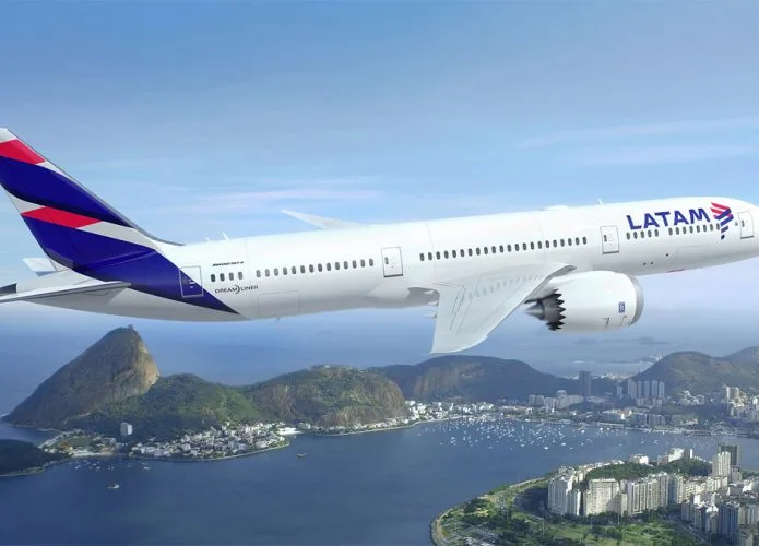 Perda de altitude de avião teria sido causada por comissária