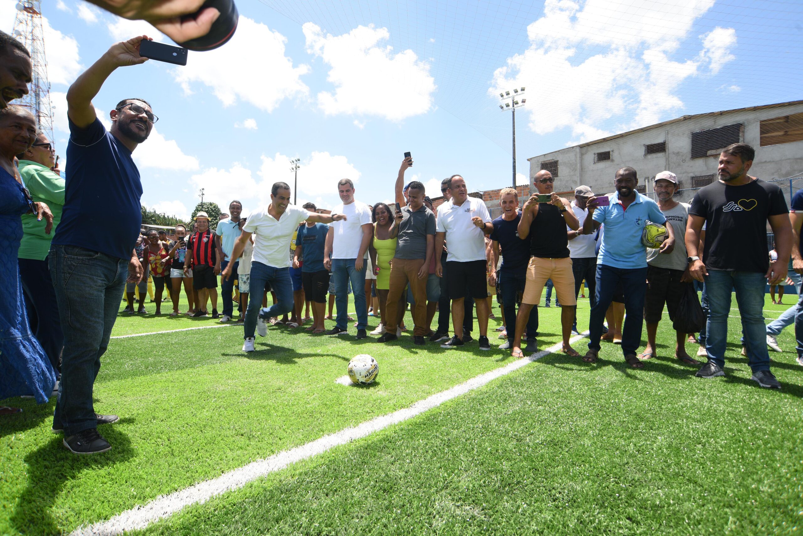 Bruno Reis entrega campo com grama sintética, pista de cooper e quadra reformada em Paripe