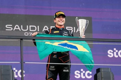 Brasileiro Enzo Fittipaldi faz dupla ultrapassagem e vence corrida na F2