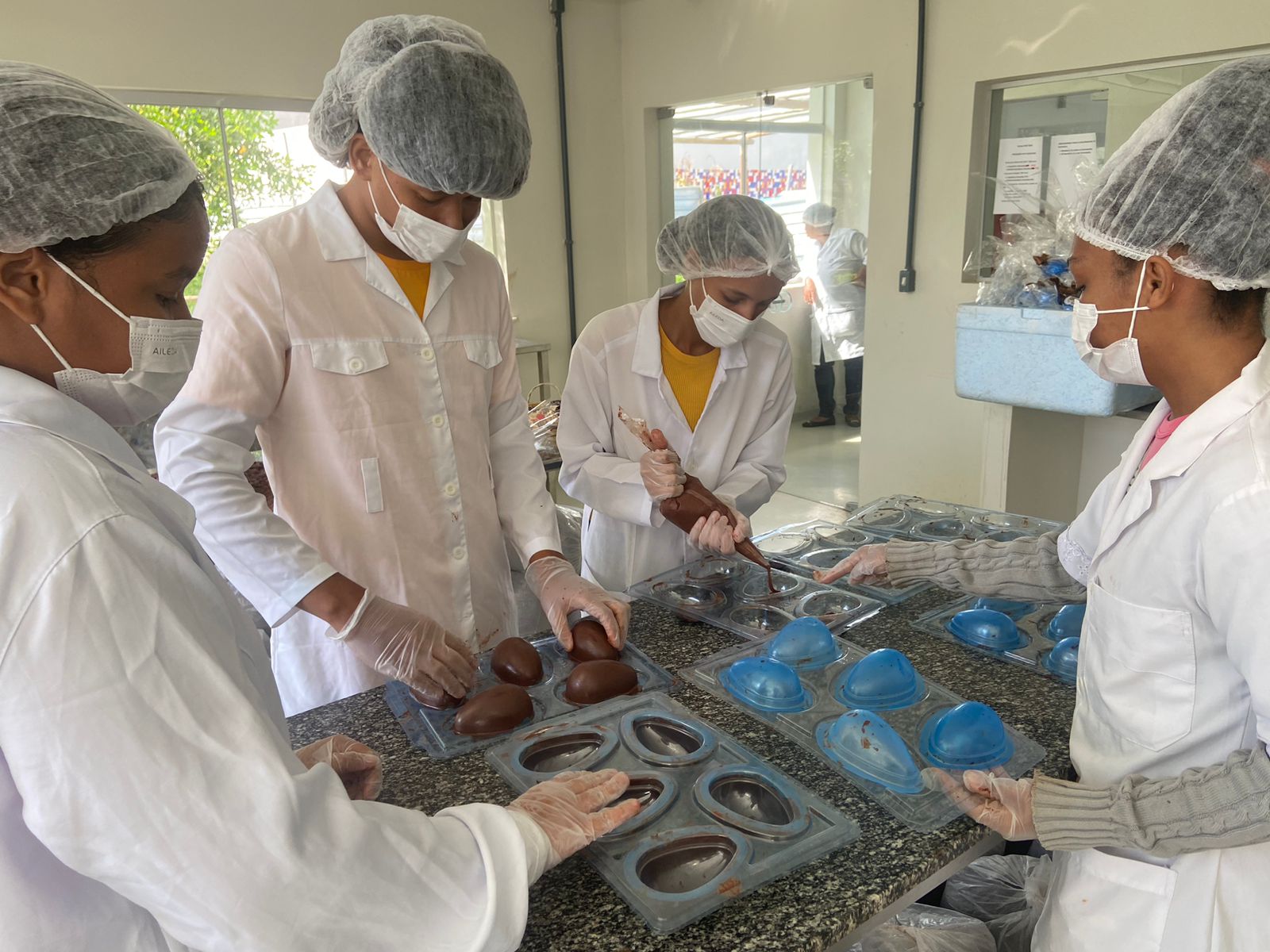 Estudantes do CEEP do Chocolate em Ilhéus produzem ovos de Páscoa para escolas