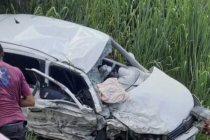 Idoso morre e cinco pessoas ficam feridas após dois carros baterem de frente em rodovia na BA