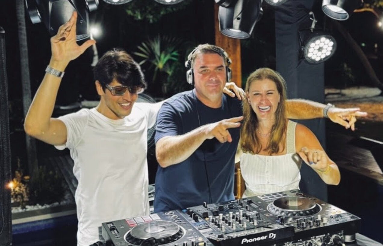 Flávio Bolsonaro passa feriado de Páscoa em Praia do Forte