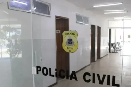 Mulher idosa morre atingida por bala perdida no ponto de ônibus.