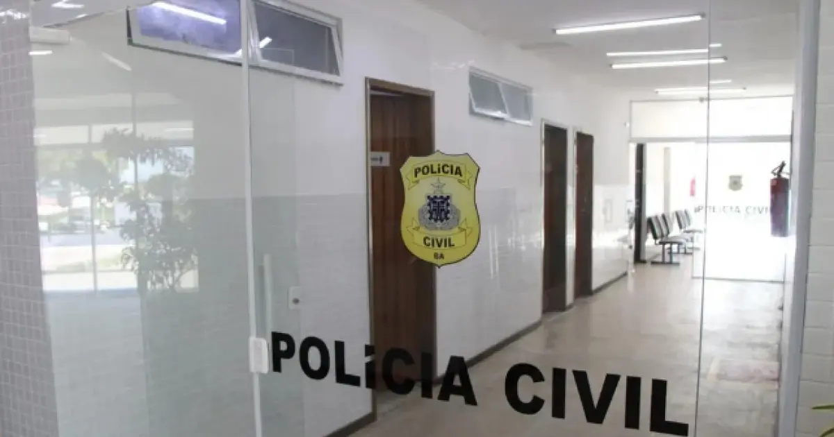Mulher idosa morre atingida por bala perdida no ponto de ônibus.