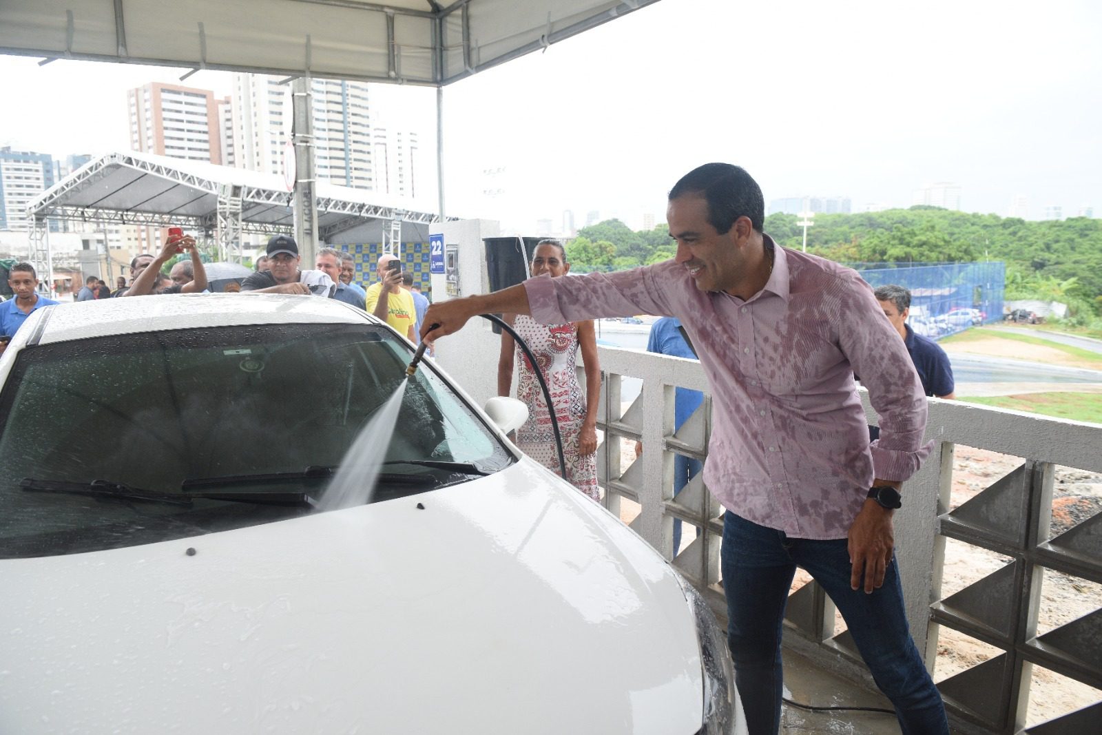 Bruno Reis inaugura 22 boxes de lava-jato na Estrada do Curralinho