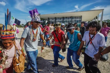Indígenas fazem ato contra Marco Temporal em frente ao STF