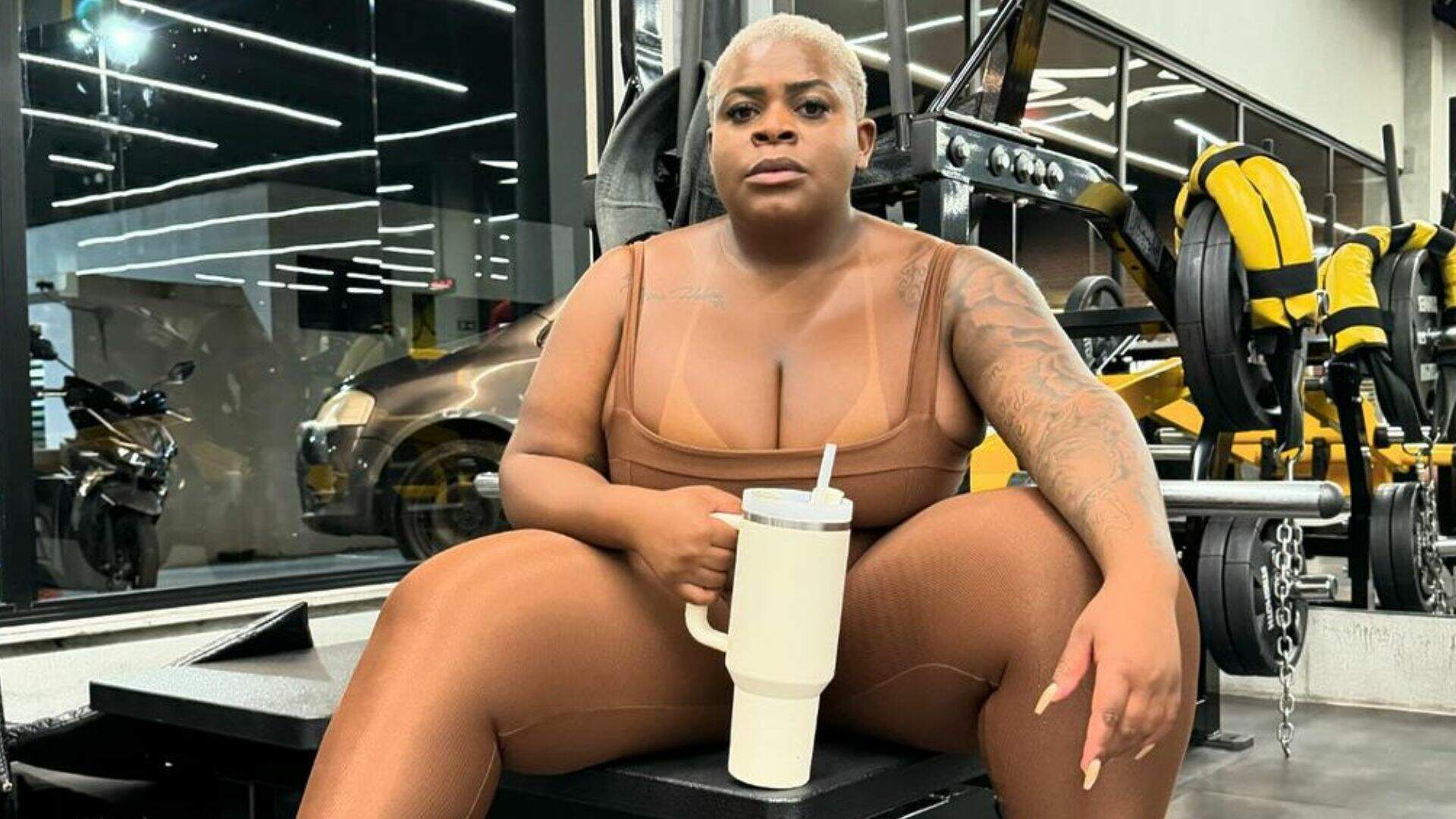 Jojo Todynho elege look monocromático para treinar e esbanja estilo na academia - Metropolitana FM