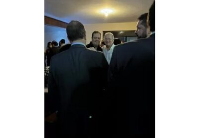 José Dirceu ensaia retorno em festa com a elite política em Brasília