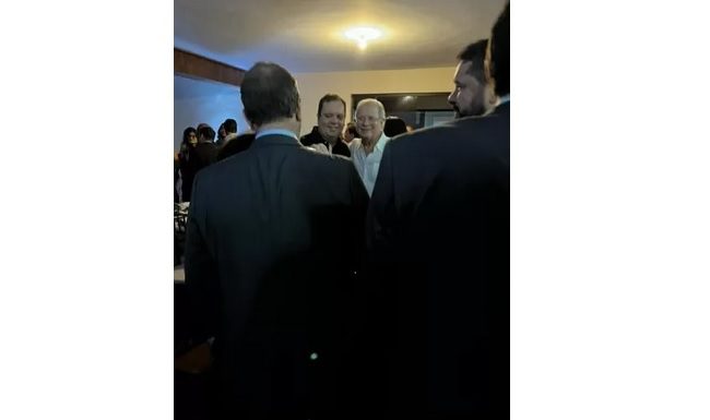 José Dirceu ensaia retorno em festa com a elite política em Brasília