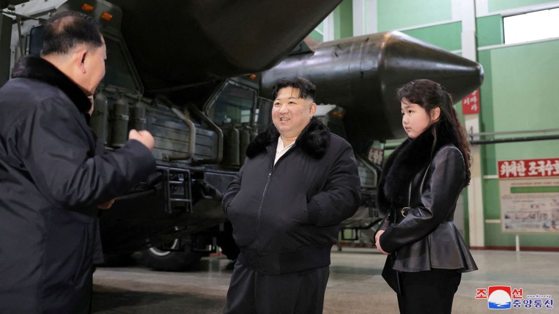 Kim Jong-Un, líder norte-coreano, ordena maiores preparativos de guerra, diz KCNA