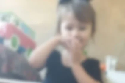 Mãe e padrasto matam menina de 3 anos e escondem corpo em mala de carro