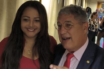 "Marivalda como prefeita vai fazer muito mais pelo povo de Candeias e região; tamo junto, tô com você e não abro"