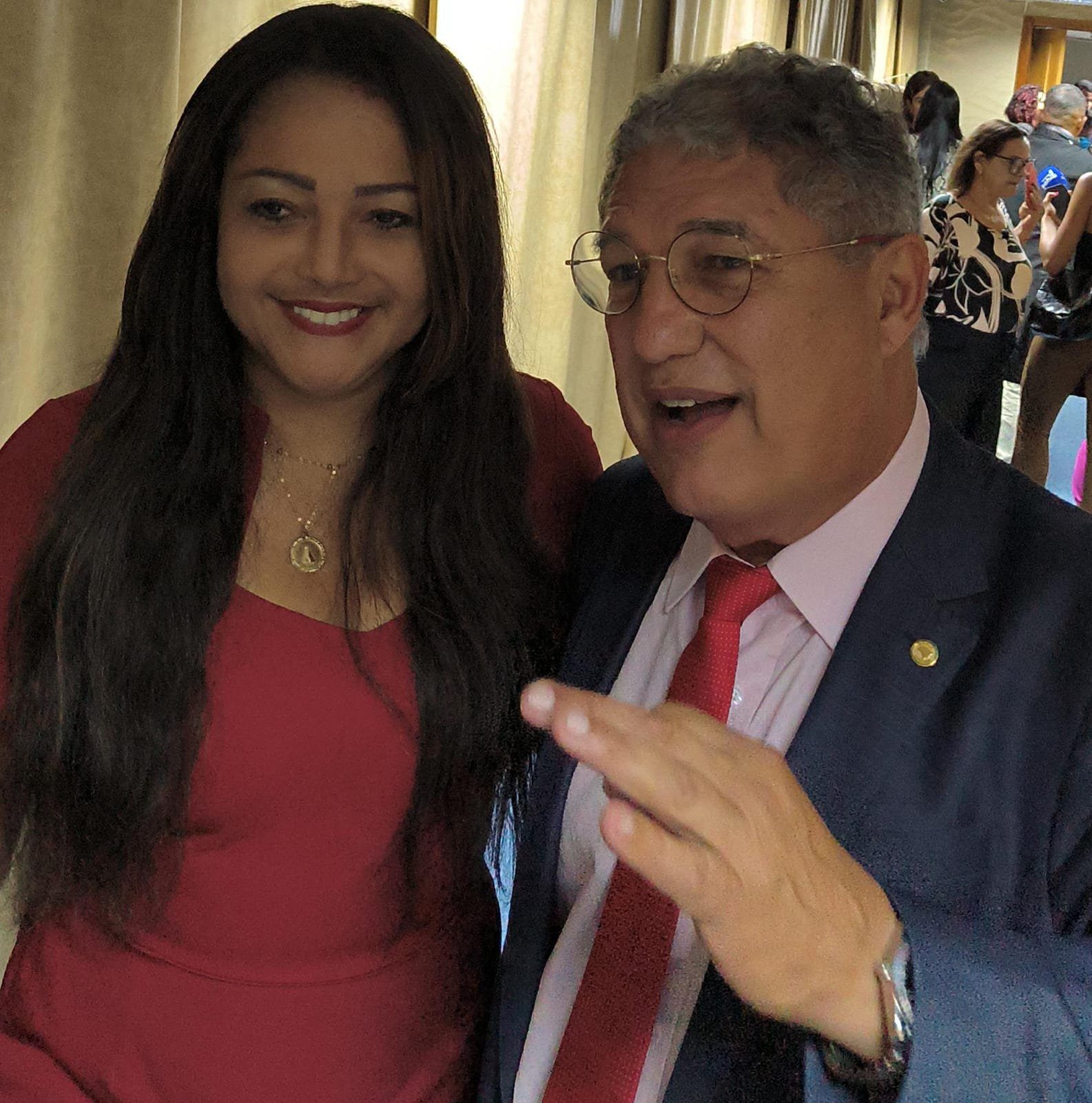 "Marivalda como prefeita vai fazer muito mais pelo povo de Candeias e região; tamo junto, tô com você e não abro"