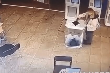 Rússia abre investigação contra mulher que colocou tinta em urna eleitoral