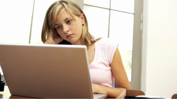 Estudo aponta dependência de mulheres por ensino online em emergentes