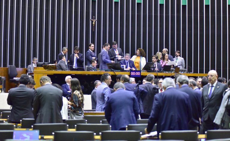 Governo sofre derrotas na Câmara e PL vai presidir CCJ e Comissão de Educação