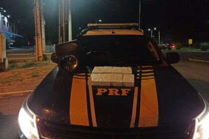 Homem preso com cocaína escondida em caixa de som do carro.