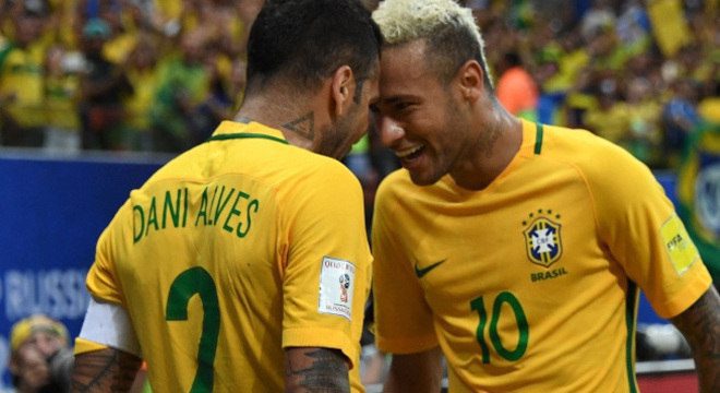 Pai de Neymar vai pagar fiança de Daniel Alves, diz jornal espanhol