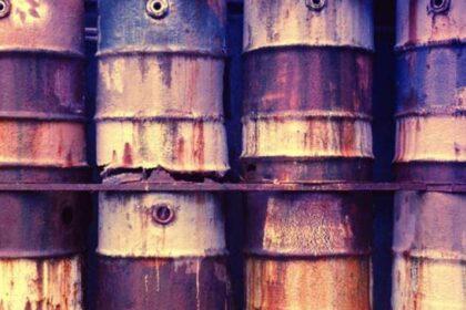 Petróleo sobe mais de 1% com queda nos estoques e incêndio na Rússia