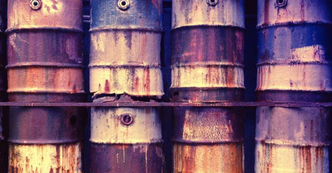 Petróleo sobe mais de 1% com queda nos estoques e incêndio na Rússia