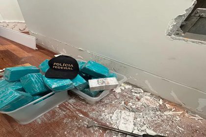 Polícia encontra 3 milhões de dólares escondidos em parede de casa durante operação que prendeu suspeitos de tráfico de drogas