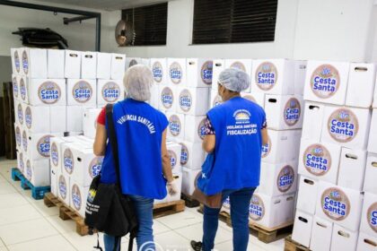 Prefeitura entrega 3,8 mil cestas e 7,6 toneladas de peixe em Madre de Deus