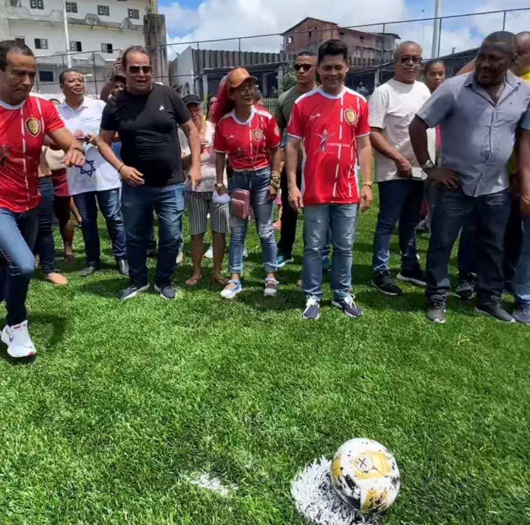 Prefeitura entrega 40º campo com gramado sintético em Tancredo Neves