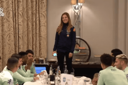 Presidente do Palmeiras, Leila Pereira vira "cantora" em trote da Seleção