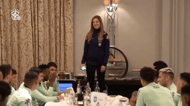 Presidente do Palmeiras, Leila Pereira vira "cantora" em trote da Seleção