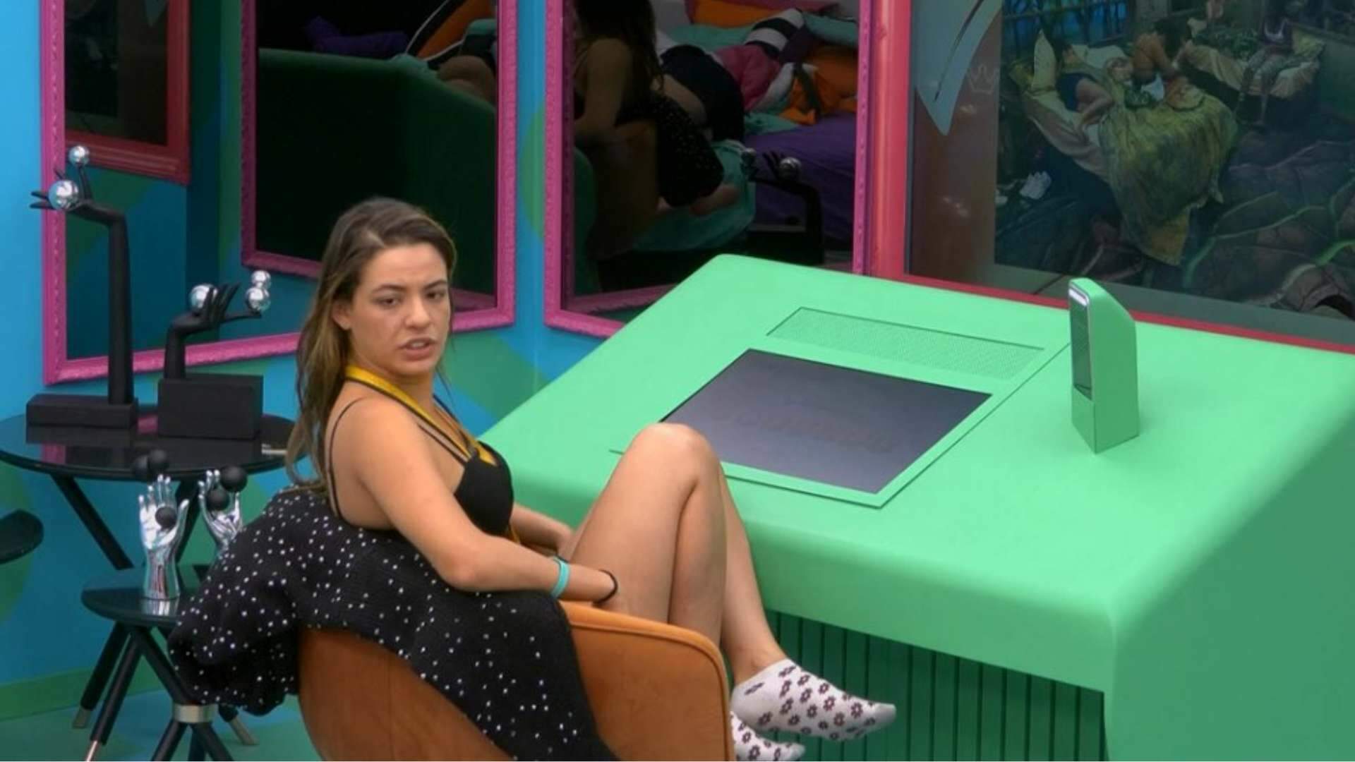 BBB 24: Assistindo os brothers pelo Quarto do Líder, Beatriz se revolta ao vivo e expõe quem é a planta da edição - Metropolitana FM