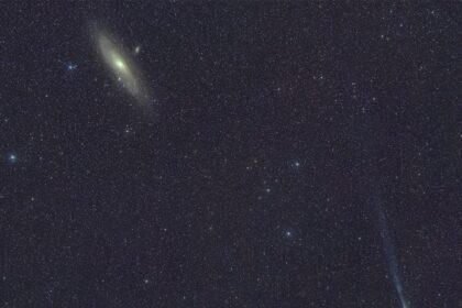 Veja o “Cometa do Diabo” em conjunção com a galáxia Andrômeda