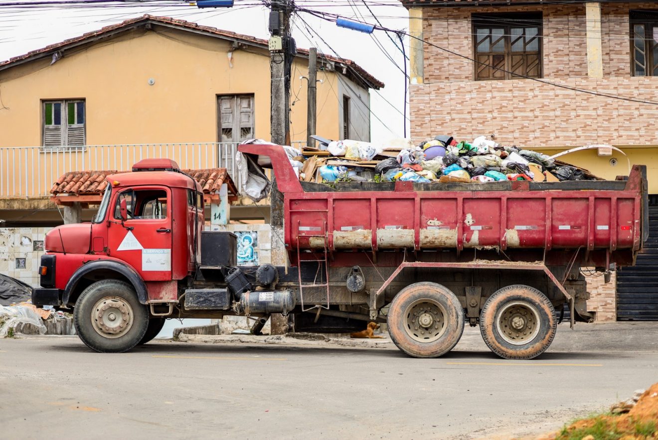 Mutirão de limpeza reúne moradores da urbis 2 e equipes da sesp e sesau no combate as arboviroses