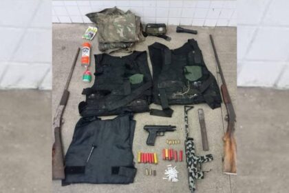PM prende homens com armas, drogas e munições em Candeias