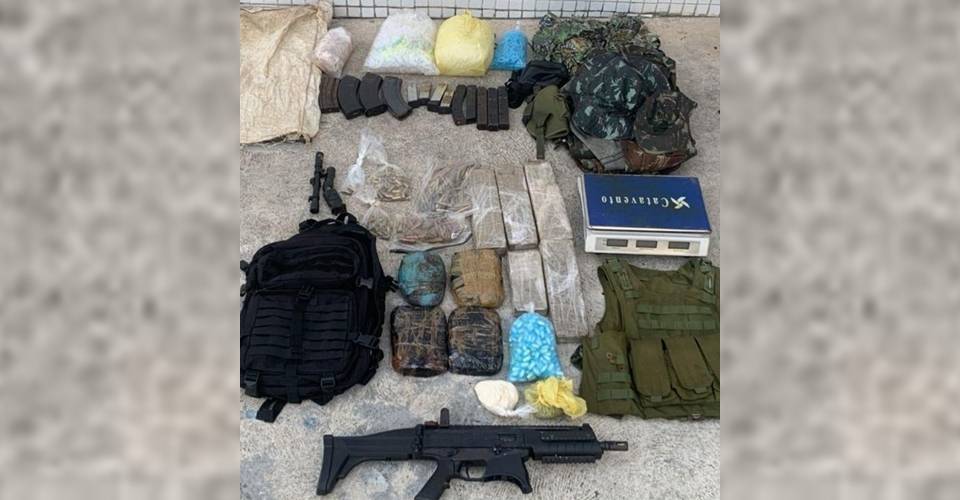 Polícia encontra submetralhadora e drogas no bairro Arenoso.