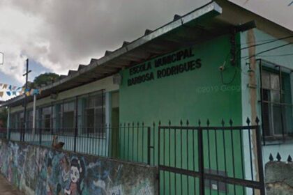 Pais de alunos surdos denunciam falta de intérpretes nas escolas municipais.