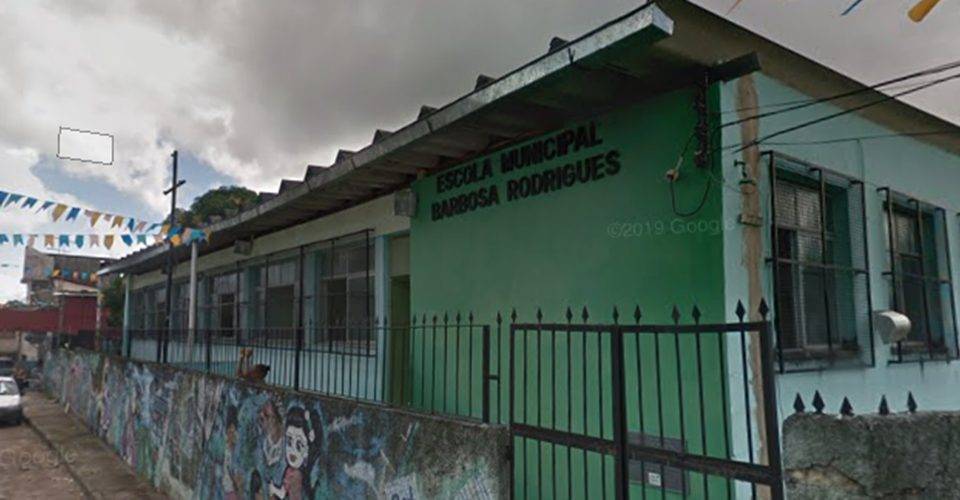 Pais de alunos surdos denunciam falta de intérpretes nas escolas municipais.