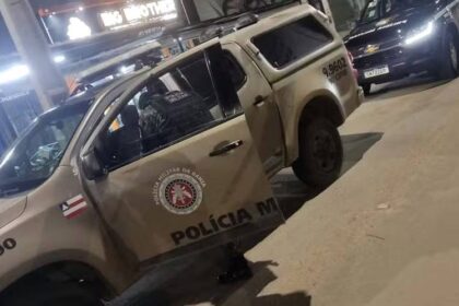 Mecânico preso em Pernambuco após passear de viatura baiana com namorada.