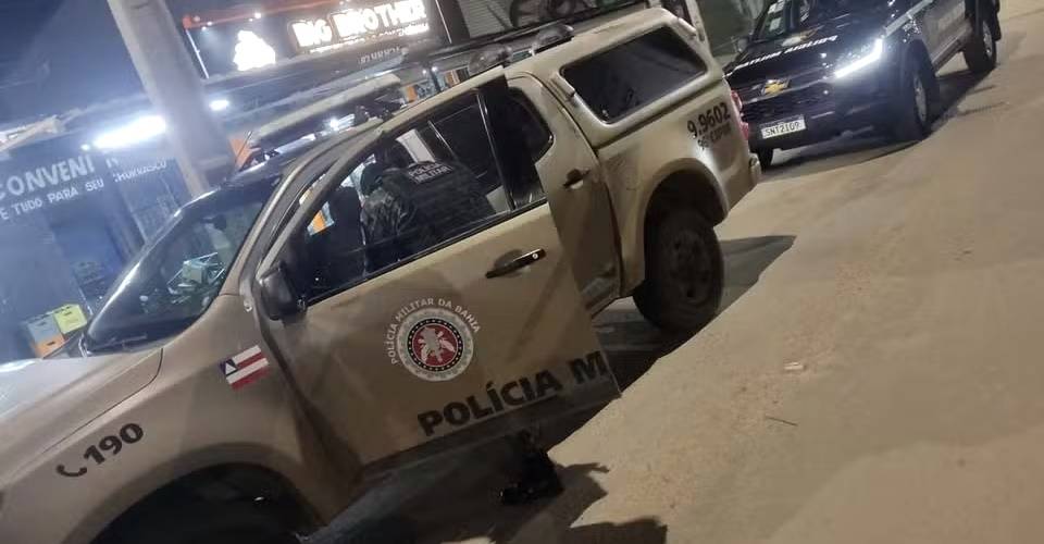 Mecânico preso em Pernambuco após passear de viatura baiana com namorada.