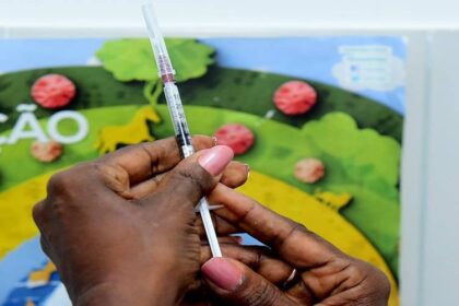 Vacinação contra dengue ampliada hoje; locais disponíveis