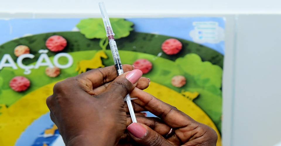 Vacinação contra dengue ampliada hoje; locais disponíveis