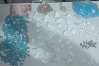 PMBA apreende grande quantidade de drogas em Madre de Deus: 02 indivíduos fogem, um é alcançado com mochila carregada.