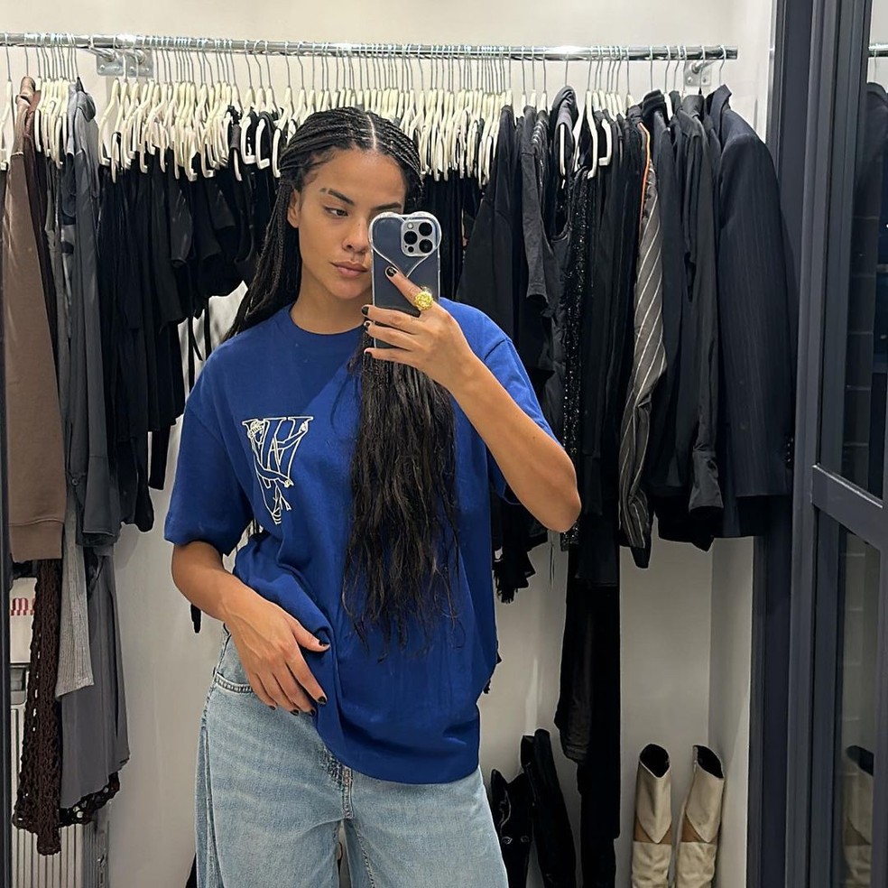 Bella campos mostra abdomên trincado em selfie Bella Campos — Foto: reprodução/instagram