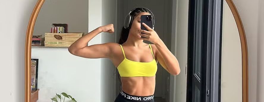 Bella Campos mostra abdomên trincado em selfie