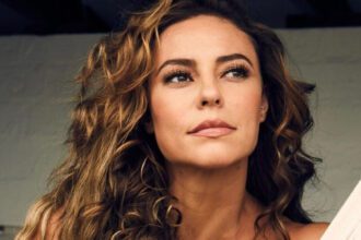 Paolla Oliveira brilha em foto deslumbrante em cenário paradisíaco: "A mais bela de todas"